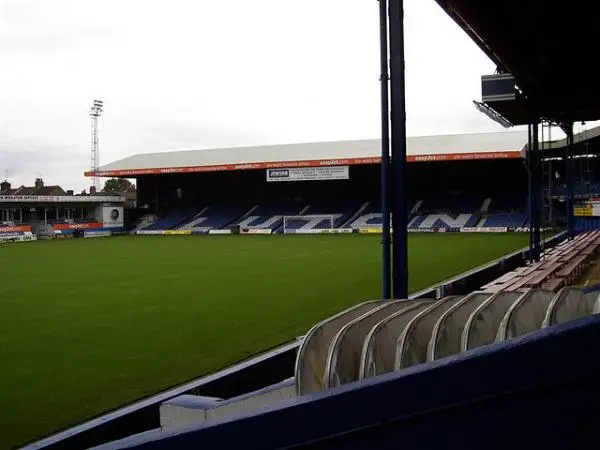 Curiosidades PL on X: O Kenilworth Road, estádio do Luton Town