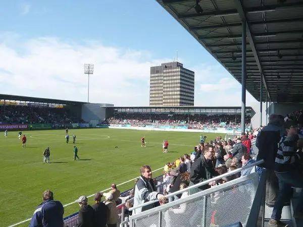 A Brita Arena é O Estado De Casa Do Time De Futebol Sv Quando Wiesbaden Joga  Na Liga Profissional Na Alemanha Fotografia Editorial - Imagem de esporte,  grama: 231058412