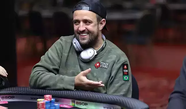 André Akkari comenta reconhecimento do poker no Brasil