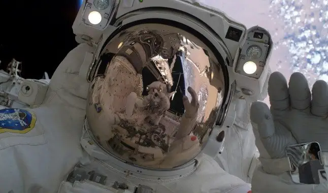 Astronauta faz aposta do espaço
