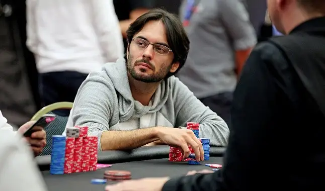 Campeão do US$ 530 Bounty Builder High Roller