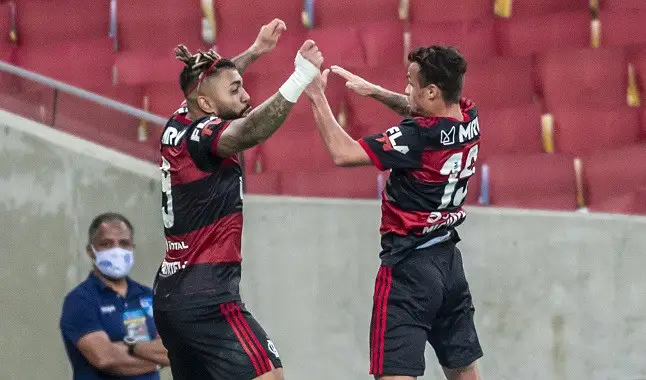 Flamengo leva vantagem sobre Fluminense no primeiro jogo da final