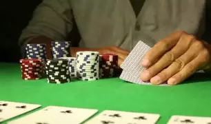 Fletando pré-flop mãos fortes por trap