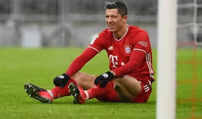 Lewandowski se lesiona e está fora da próxima fase da Champions League