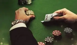 Os prós e contras do poker online e live