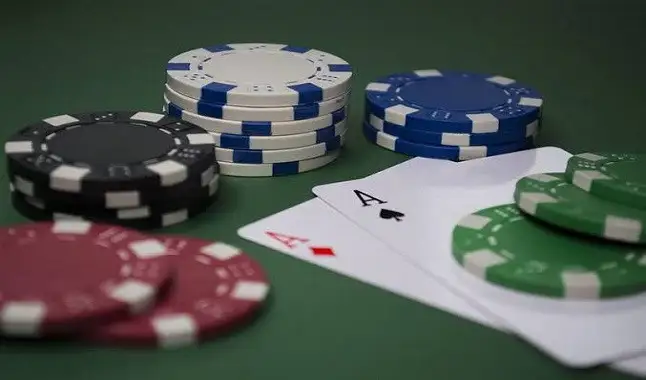 Ferramenta de Poker que Interage com Oponentes no Jogo