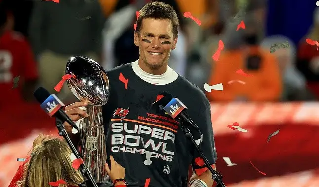 Tom Brady bota Mahomes no bolso e ganha milhões em premiação